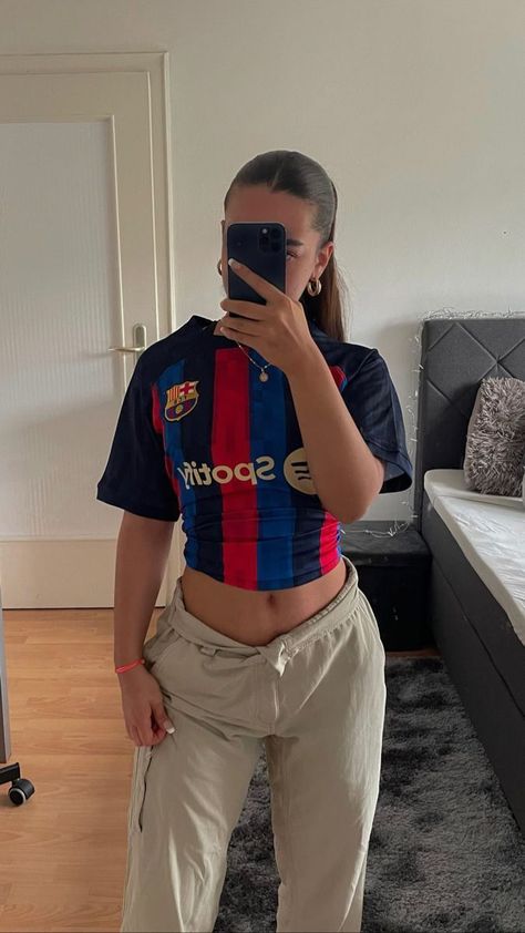 Soccer Shirts Outfits, Football Tops Outfit, Barcelona Soccer Game Outfit, Football Tshirt Outfits For Women, Football Shirt Outfit Women Aesthetic, Football Jerseys Outfit Women, Outfits With Soccer Jerseys Women, Barcelona Game Outfit, Outfits With Jerseys Soccer