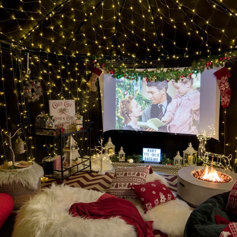 Outdoor Cinema Garden Movie Party, Christmas Outdoor Movie Night, Outdoor Cinema Party, Cinema Party Ideas, Winter Outdoor Party, Christmas Outdoor Party, Outdoor Movie Night Ideas, Indoor Cinema, Indoor Theater