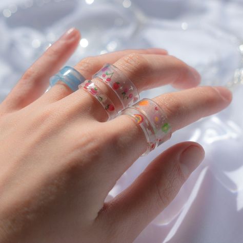 Plastic Rings Diy, Shrinkable Plastic Diy, Shrink Plastic Jewelry Patterns, Shrink Plastic Ideas Aesthetic, Shrinky Dink Rings, Shrink Plastic Ring, Plastic Rings Jewelry, Shrink Plastic Keychain, Shrink Plastic Ideas