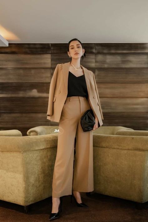 Woman’s Formal Wear, Classy Formal Outfits For Women, Korean Work Outfit Business Casual, Stylish Office Wear, Business Dress Women, Striped Tops, Blazer Outfits For Women, Girls Dress Outfits, Look Formal