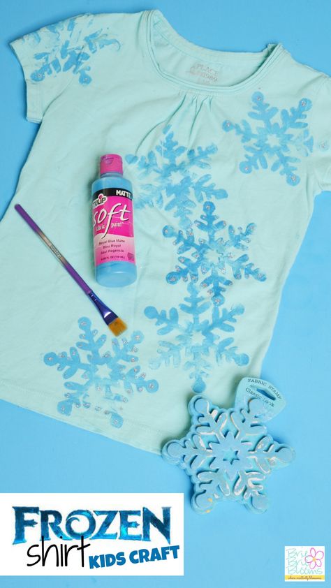 DIY FROZEN shirt kids craft - Brie Brie Blooms Schnee Party, Purple Snowflakes, Frozen Shirt, Frozen Diy, Shirt Craft, Frozen Crafts, Birthday Craft, Frozen Bday Party, Frozen Shirts