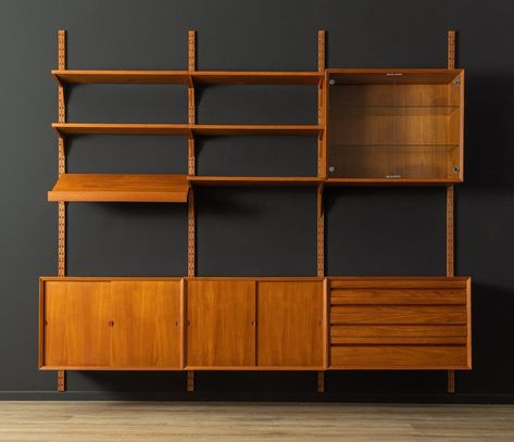 Mid Century Media Wall, Mid Century Built Ins Living Room, Midcentury Modern Built In Shelves, Mcm Built Ins, Mid Century Modern Wall Unit, Bauhaus Architecture Interior, Midcentury Shelves, Mcm Shelves, 70s Bookshelf