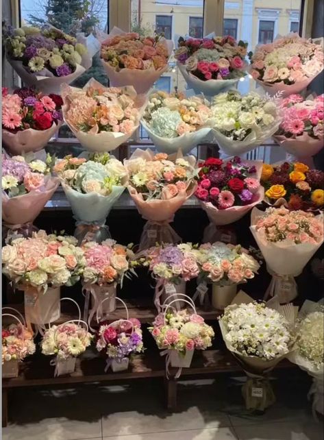 Flower Set Up, Flower Shop Decor Interiors, Flowers Shop Aesthetic, Flower Cooler, Florist Shop Interior, Flower Shop Business, Boutique Flowers, Flower Fridge, Flower Shop Display