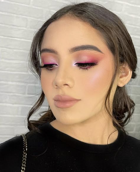 Magenta Eyeshadow Look, Fuschia Makeup Looks, Makeup For Hot Pink Dress, Makeup For Pink Outfit, Pink Inspired Makeup, Baby Pink Makeup Looks, Make Up Fucsia, Makeup Fucsia, Makeup Rosado