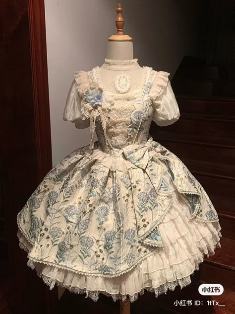 Victorian Era Dresses, Poofy Dress, Dresses Aesthetic, Lolita Outfits, Formal Wear Dresses, Old Dresses, Fantasy Dress, Lolita Dress, Lolita Fashion