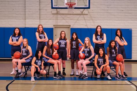 Group Of 7 Photo Poses, Team Media Day Poses, Team Basketball Pictures, Basketball Team Photos, Basketball Portraits, Basketball Photoshoot, Basketball Treats, Basketball Poses, Basketball Pics