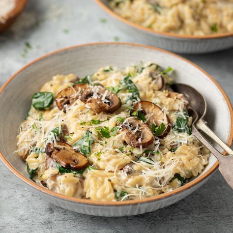 A one-pot recipe for creamy mushroom orzo pasta with spinach and plenty of cheese. A delicious vegetarian pasta dish! Creamy Spinach And Mushroom Orzo, Orzo Mushroom Spinach, Mushroom Spinach Orzo, Mushroom Orzo Soup, Spinach Mushroom Orzo, Mushroom Orzo Recipes, Mushroom Orzo, Cream Of Mushroom Pasta, Orzo Spinach