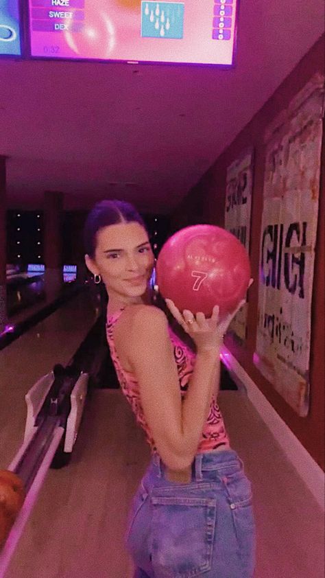 Bowling Outfit Aesthetic, Bowling Pictures, Bowling Outfit, Bowling Alley, Instagram Ideas Photography, Foto Poses, Foto Ideas Instagram, Instagram Photo Inspiration, Poses For Photos