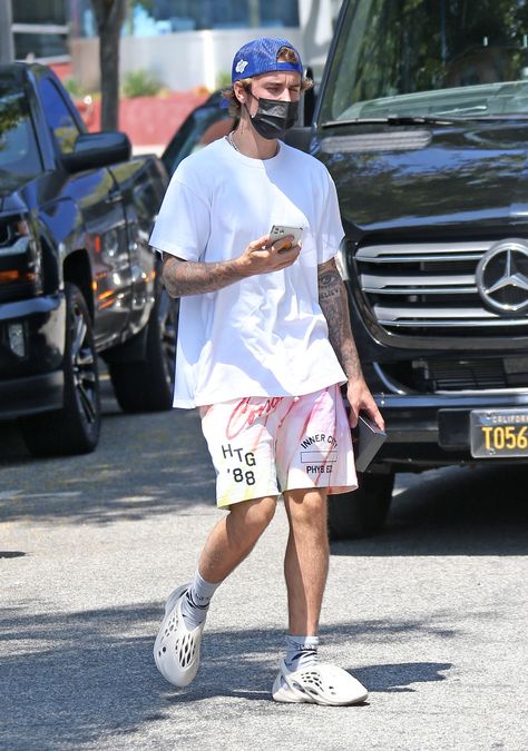 Justin Bieber’s Yeezy Foam Runners Are Date-Ready With Hailey Baldwin – Footwear News Kanye West Foam Runner, Kanye West Summer Outfits, Yzy Foam Runner Outfits, Styling Yeezy Foam Runner, Foamrunner Fits Men, Yeezy Runner Outfit, Outfits With Yeezy Foam Runners, Black Foam Runner Outfit, Yeezy Foam Runner Outfit Men