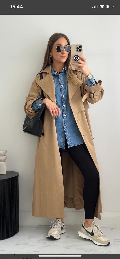 Fall Outfits For Rainy Days, Black Hat Outfits For Women, Tan Trench Coat Outfit Casual, Outfit 2024 Fall, Casual Trench Coat Outfit Sneakers, Women’s Trench Coat Outfit, Informal Work Outfit, Rainy Day Outfit Trench Coat Casual, Dark Academia Casual Outfit