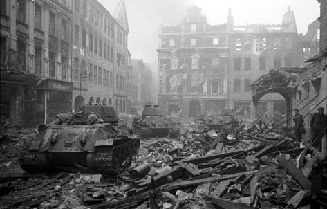 Berlin in 1945. As you can all three appear to be T-34/76 types, with the farthest one appearing to be the 2-man 1942 turret Berlin 1945, Soviet Tank, Ww2 Photos, Ww2 Tanks, Red Army, Military History, Soldier, Berlin, Germany