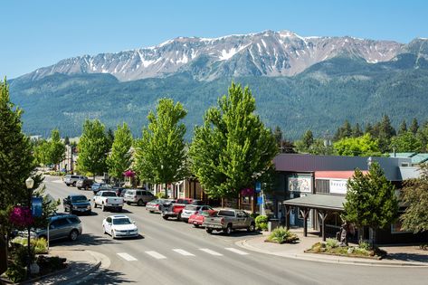 The Remote Oregon Town to Try Next - The New York Times Pacific Northwest Town, Oregon Town Aesthetic, Small Mountain Town Aesthetic, Mountain Town Aesthetic, Oregon Town, Oregon Aesthetic, Joseph Oregon, Small Town America, Eastern Oregon