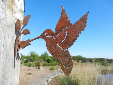 Excited to share the latest addition to my #etsy shop: Rusty Bird Garden Gift / Metal Hummingbird Garden Art / Rustic Bird gift / Hummingbird Garden Decor / Hummingbird Gift https://etsy.me/2HVNmBS #birthday #mothersday #gardenbird #gardendecor #rustymetalgarden #birdg Rusty Metal Garden Art, Metal Hummingbird, Rustic Garden Design, Hummingbird Gifts, Chicken Garden, Hummingbird Garden, Pot Hanger, Metal Yard Art, Metal Garden Art