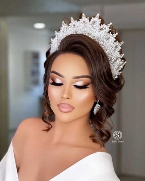 Wedding Makeup Extra, Wedding Makeup For The Bride, Elegant Bride Makeup, Bride Makeup And Hairstyle, Luxury Wedding Makeup, Bride And Bridesmaid Hairstyles, Full Glam Makeup Looks Wedding, Princess Hairstyles Wedding, Full Glam Bride Makeup