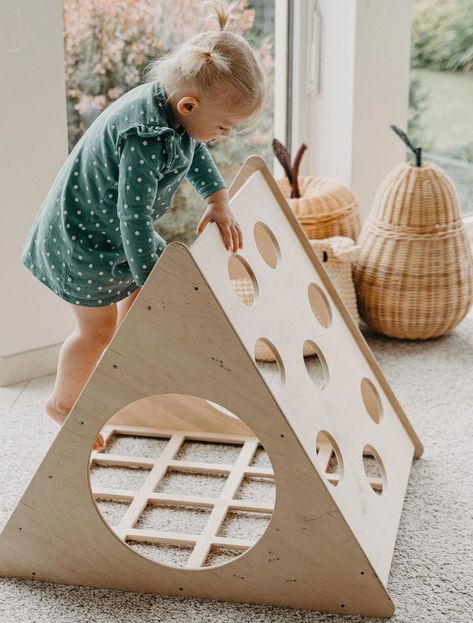 Montessori à la maison : des meubles bien pensés pour les enfants - Côté Maison Toddler Climbers, Climbing Triangle, Toddler Climbing, Climbing Ladder, Pikler Triangle, Montessori Furniture, Learning Tower, Bedrooms Ideas, Indoor Toys