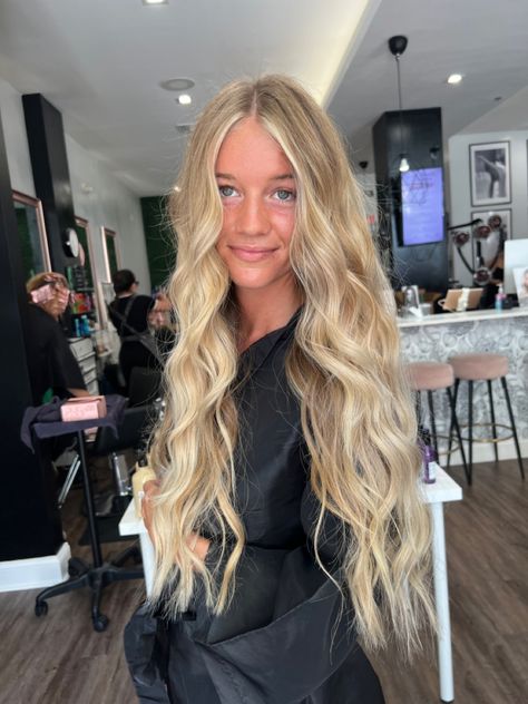 Creamy Natural Blonde, Blonde Hair With Blended Roots, Honey Blonde Root Smudge, Blonde Blended Roots, Root Stretch Hair, Warm Toned Blonde Hair, Root Stretch Hair Blonde, Blended Blonde Balayage, Blonde Root Smudge