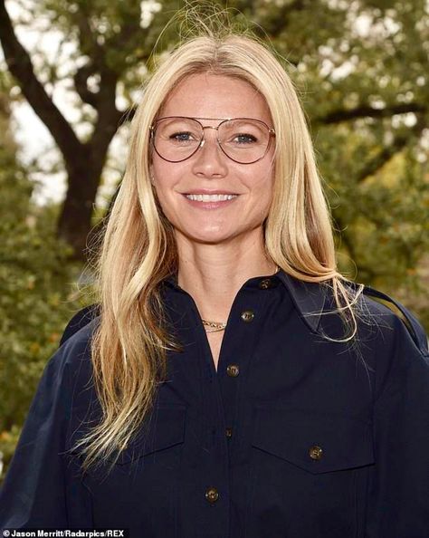 Gwyneth Paltrow wore a pair of wire framed aviator glasses at SXSW's health event. She shared tips on eye health and promoted the latest eyeglass fashion trends. #PrateEye #SXSW #Health #Fashion Gwyneth Paltrow Glasses, Wire Frame Glasses Women, Wire Glasses Frames Women, Aviator Glasses Outfit, Aviator Glasses Aesthetic, Aviator Eyeglasses Women, Aviator Glasses For Women, Clear Aviator Glasses, Celebrity Glasses