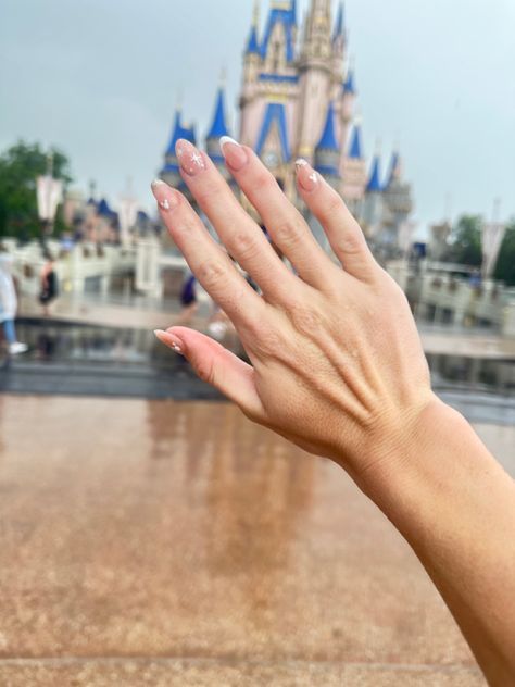 White gold and nude nail design for Disneyland and Disney World! Nails For Disney World Simple, Simple Disneyland Nails, Disney Aesthetic Nails, Disney Nails Neutral, Disneyland Nails Simple, Nude Disney Nails, Neutral Mickey Nails, Disney World Nails Designs, Subtle Disney Nails