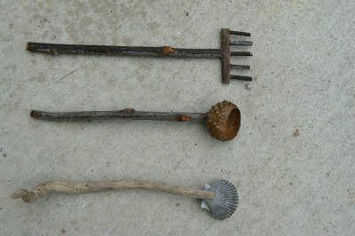 I promised to show you how we made our Zen Garden tools. We needed our trusty glue gun, our garden scissors, some sticks and twigs, an acorn cap and a shell. First, the rake. I used my garden scissors to cut a twig for the handle, a smaller twig for the rakes head and 5If you want to read more...click here Jardin Zen Miniature, Feng Shui Dicas, Miniature Tools, Miniature Zen Garden, Mini Zen Garden, Garden Magic, Garden Scissors, Fairy Furniture, Faeries Gardens