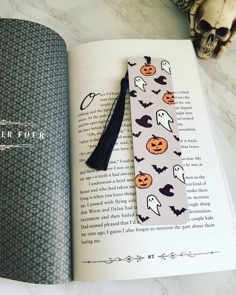 Spooky Bookmarks, Books Bookmark, Handmade Bookmarks Diy, Penanda Buku, Felt Bookmark, Goth Halloween, Frog Decor, Creative Bookmarks, Bookmark Craft