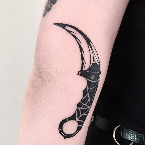 Karambit Knife Tattoo, Kukri Knife Tattoo, Curved Knife Tattoo, Karambit Tattoo, Csgo Tattoo, Switch Blade Tattoo, Knife Tattoos, Traditional Black Tattoo, Blade Tattoo