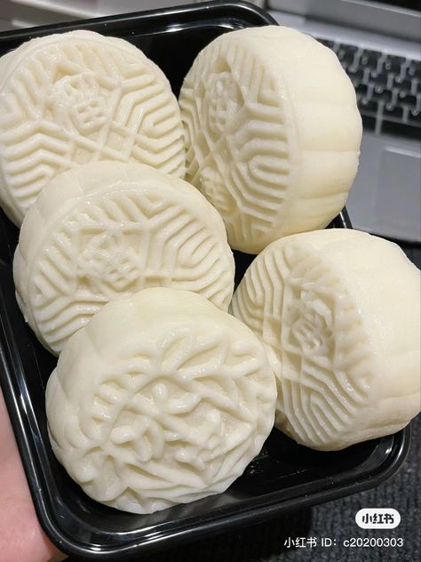 Mooncake Aesthetic, Vanilla Mochi, Breakfast Sandwich Maker Recipes, Sandwich Maker Recipes, Chinese Cake, Breakfast Sandwich Maker, Chinese Dessert, White Food, Japanese Dessert