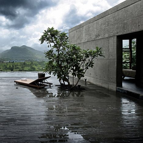 Khopoli House in India with basalt stone mixed into the thick raw concrete walls by SPASM Design Architects. Basalt Stone, Concrete Houses, Concrete Architecture, H Design, Indian Architecture, Structure Architecture, Architect Design, Interior Architecture Design, Landscape Architecture