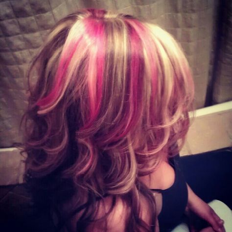 Pink highlights Skunk Hair, Hair Streaks, Dyed Hair Inspiration, Hairstyles For Layered Hair, Pretty Hair Color, Hair Stylies, Hair Color And Cut, Dye My Hair, Hair Dye Colors