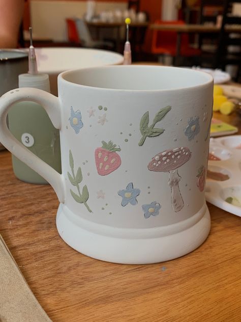 Pottery Painting Ideas Pastel, Ceramic Mugs Designs, Pottery Painting Ideas Cottagecore, Pastel Pottery Painting, Mushroom Painted Mug, Mug Inspo Painting, Kawaii Pottery Painting Ideas, Easy Painting Pottery Ideas, Mushroom Pottery Painting Ideas