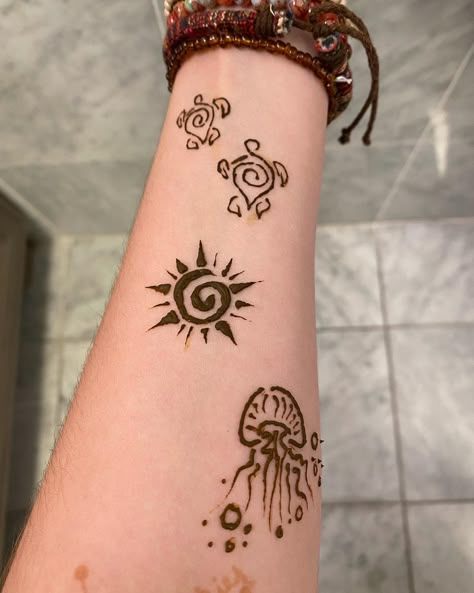 Hippy Henna, Henna On Face, Summer Henna Designs Hands, Henna Aesthetic Designs, Henna Tattoo Designs Aesthetic, Masculine Henna Designs, Beachy Henna Designs, Henna Tattoo Aesthetic, Y2k Henna