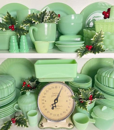 Jadite Green Christmas, Fire King Jadeite, Jadite Christmas Display, Jadite Christmas Ornaments, Jadeite Display, Jadeite Kitchen, Jadeite Christmas, 1950s Farmhouse, Dishes Display