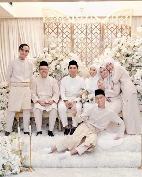 Wedding Malaysia Muslim, Wedding Malaysia, Melayu Wedding, Wedding Portraits Family, Malaysian Wedding, Malay Wedding Dress, Moodboard Wedding, Nikah Outfit, Indonesian Wedding