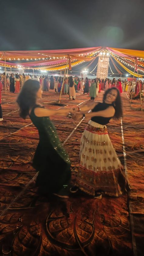 Just garba vibess Gujrati Aesthetics, Gujju Aesthetic, Garba Pics, Jalebi Fafda, Garba Aesthetic, Navratri Pictures, Dandiya Night, Mv Aesthetic, Garba Night