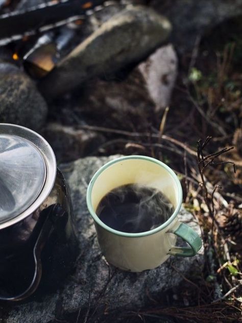 Mountain Cowboy, Camping Coffee Maker, Aesthetic Camping, Camping Inspiration, Perfect Cup Of Coffee, Camping Photography, Camping Aesthetic, Tea And Books, Camping Coffee