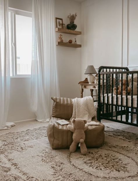 Nursery Themes For Boys, Vintage Nursery Ideas, Vintage Nursery Boy, Vintage Baby Rooms, Brown Nursery, Cottage Nursery, Baby Boy Room, Traditional Nursery, Calm Nursery