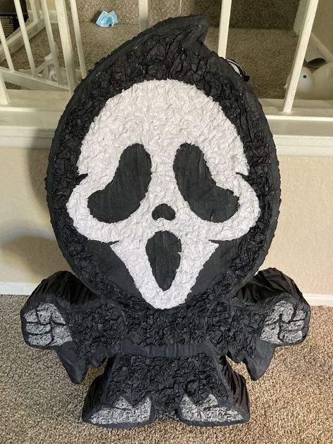 Scream Themed Sweet 16, Ghost Face Party Decorations, Scream Sweet 16, Ghost Face Decoration, Scream Movie Party Decorations, Scream Movie Birthday Party Ideas, Scream Movie Themed Birthday Party, Ghost Face Themed Party, Scream Decoration Party