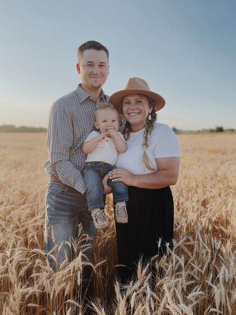 Family Pictures In Wheat Field, Cornfield Photoshoot Family, Family Wheat Field Pictures, Wheat Field Family Photos, Summer Family Pictures, Field Photoshoot, 3 Picture, Family Of 3, Wheat Field