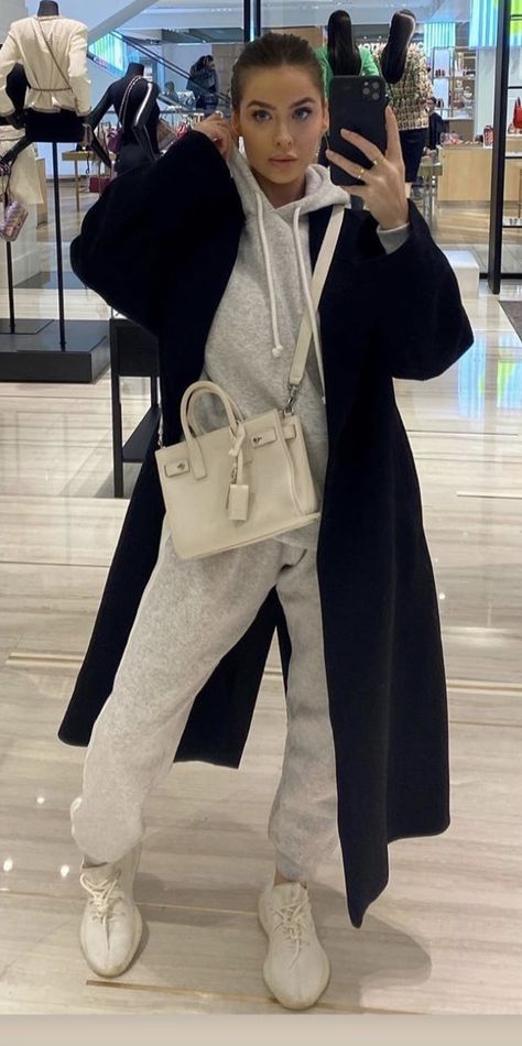 Tracksuit Outfit Women Street Styles, Tracksuit Outfit Women, Stile Hijab, Tracksuit Outfit, Casual Winter Outfits, Running Clothes, Mode Inspiration, Winter Fashion Outfits, Street Style Outfit