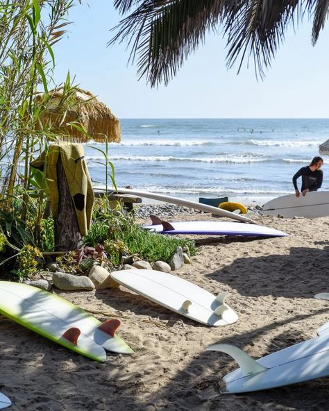 surfboards lying on beach sand California Life, Summer Surfing, Mavericks Surfing, Surf Aesthetic, Dreamy Beach, Surf Vibes, Beach Pink, Tropical Beaches, Surf Trip