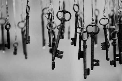 key, black and white, and vintage image Keys Aesthetic, Keys To My Heart, Coraline Jones, Under Lock And Key, Alice Madness Returns, Old Keys, Skeleton Keys, Alice Madness, Antique Keys