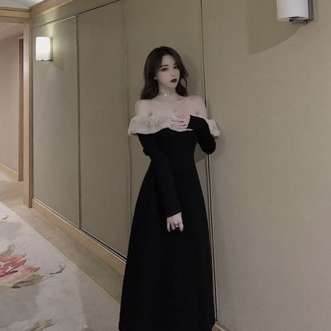 Korean Elegant Dress, Korean Dress Elegant, Korean Long Dress, Royalty Clothes, Black Dress Aesthetic, Award Show Dresses, Tight Dress Outfit, Girls Long Dresses, Silk Dress Long