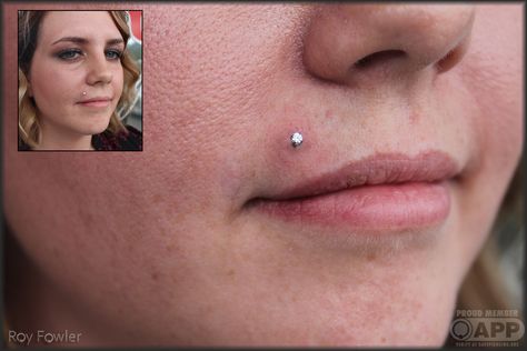 upper lip with neometal Tiny Monroe Piercing, Madonna Piercing, Upper Lip Piercing, Monroe Piercing, Beauty Is Pain, Monroe Piercings, Face Piercings, Cool Piercings, I Want More