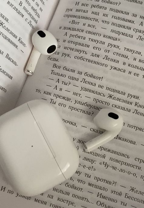 Air Pods Aesthetic, Fone Apple, Airpods Aesthetic, Aesthetic Airpods, Apple Ecosystem, Apple Aesthetic, Apple Watch Fashion, Airpods Apple, Iphone Obsession