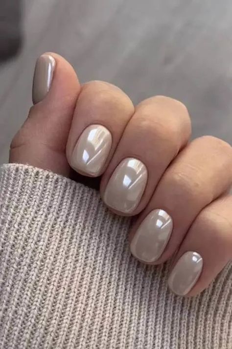 Fall 2024 Manicure Colors, Fall Nails Manicures Autumn, Fancy Nails For Wedding, Fall Wedding Nails For Bridesmaid, Extra Short Fall Nails, Super Short Fall Nails, Nail Trends Fall 2024, Nail Polish With Chrome, Neutral Gel Nail Designs