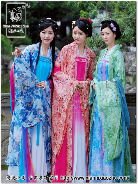 Han girls wearing traditional Hanfu 韓服.- "Han Chinese constitute about 92% of the population of the People's Republic of China (mainland China), 98% of the population of the Republic of China (Taiwan), 74% of the population of Singapore, 24.5% of population of Malaysia, and about 20% of the entire global human population, making it the largest ethnic group in the world." Noble Lady Dress, Taiwan Traditional Clothes, Mei Yan, Moda China, Chinese Kimono, Human Population, Costumes Around The World, Chinese Traditional Dress, Inspirational Photography