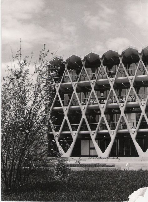 Gallery of Architecture Classics: Mendoza School of Architecture / Enrico Tedeschi - 1 Steel Architecture, School Of Architecture, Mid Century Architecture, Landscape Design Plans, Concrete Structure, Structure Architecture, Facade Architecture, Brutalism, Facade Design