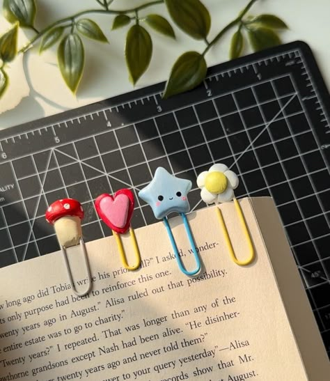 Unleash your creativity with our DIY paper clip critters! These charming little creations are the perfect way to add some whimsy to your workspace. With just a few simple materials, you can transform plain paper clips into adorable animals, characters, or shapes that are sure to bring a smile to your face. Whether you're using them to organize your papers or simply as decorative accents, these cute paper clip critters are bound to brighten up your desk and make mundane tasks a little more fun. S Cute Things To Do With Paper Clips, Cute School Crafts, Cute Paper Clips Diy, Paper Clip Ideas, Simple Desk Decor, Stationary Gift Ideas, Diy Paper Clips, Diy Bookmark Ideas, Paper Clip Bookmarks