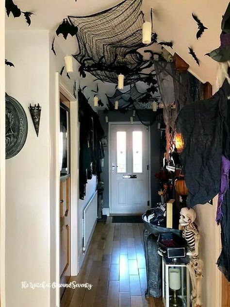 Halloween Hallway, Halloween Playlist, Dekorasi Halloween, Halloween Decor Diy, Halloween Fest, Casa Halloween, Halloween House Party, Diy Halloween Decor, Harry Potter Halloween