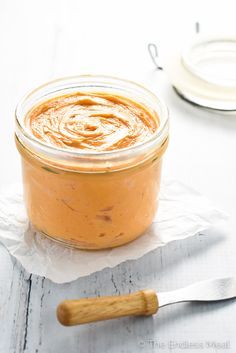 Crab Cake Sauce, Hot Honey Recipe, Sriracha Recipes, Flavored Butter Recipes, Make Butter, Homemade Condiments, Flavored Butter, Butter Spread, Spread Recipes