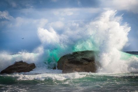 Painting Waves, Blue Roses Wallpaper, Ocean Waves Painting, Rocky Coast, Beach Art Painting, Reflection Photos, Waves Photography, Rough Seas, Seascape Photography